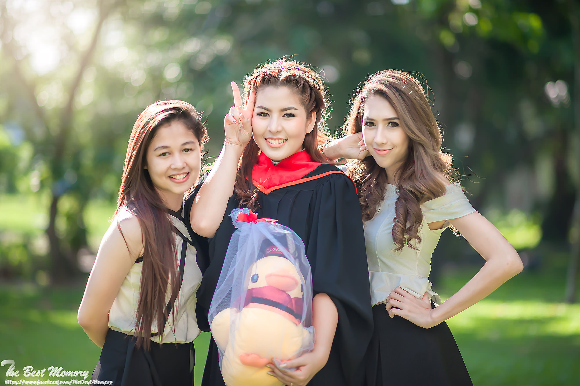 ช่างภาพรับปริญญา ถ่ายรูปรับปริญญา หาช่างภาพ ช่างกล้อง ถ่ายรูปรับปริญญานอกรอบ โดยทีมงานมืออาชีพ