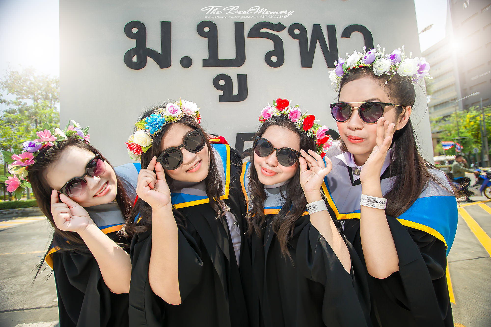 ถ่ายรูปรับปริญญา ช่างภาพรับปริญญา หาช่างภาพ ช่างกล้อง ถ่ายรูปรับปริญญานอกรอบ